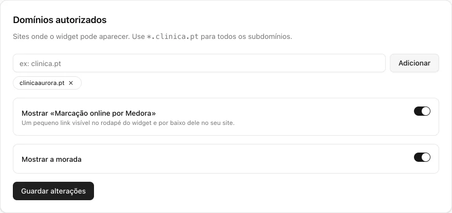 Cartão Domínios autorizados com o domínio clinicaaurora.pt acrescentado e os interruptores Mostrar Marcação online por Medora e Mostrar a morada